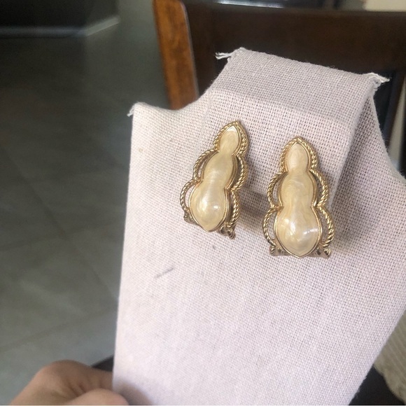 Vintage ClipOn Earrings - Picture 6 of 6